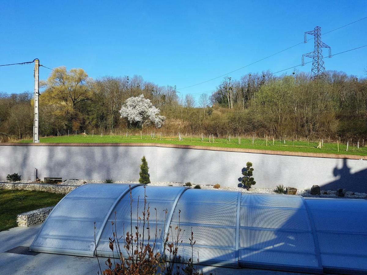 Domaine Le Puits Du Moulin Bed & Breakfast Comberjon Bagian luar foto