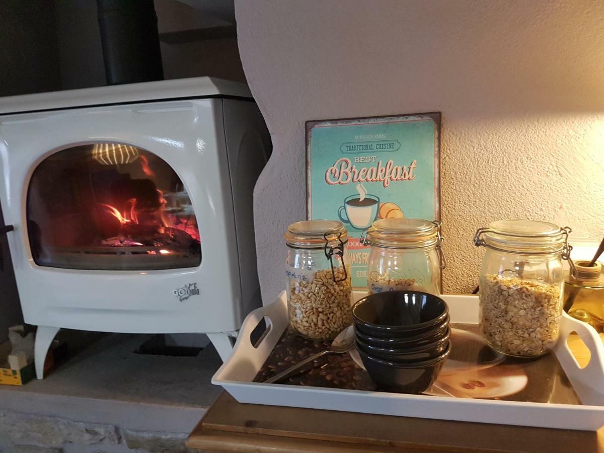 Domaine Le Puits Du Moulin Bed & Breakfast Comberjon Bagian luar foto